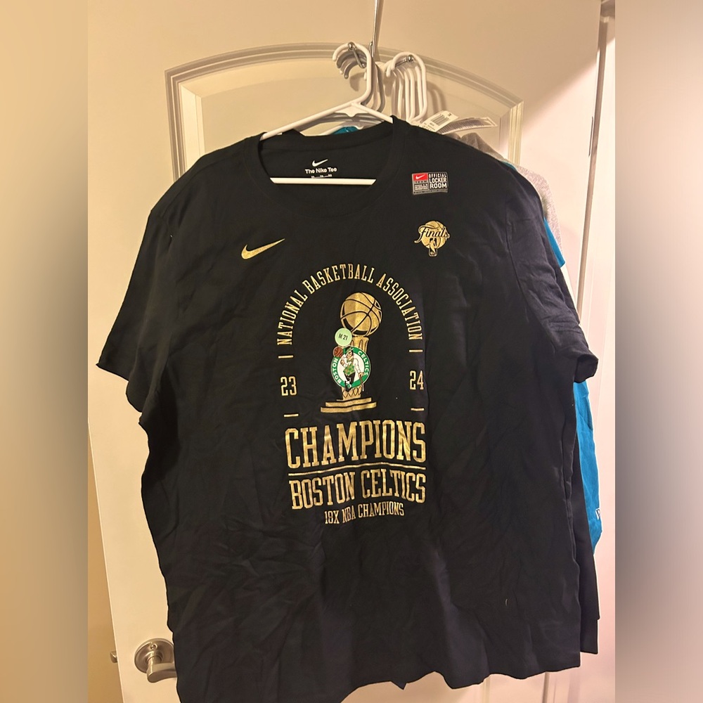 Official locker room Boston Celtics tee